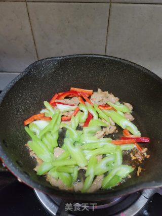 瘦肉西芹炒年糕的做法步骤：9
