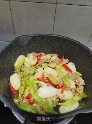 瘦肉西芹炒年糕的做法步骤：12