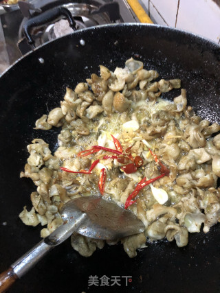 青椒爆肥肠的做法步骤：3