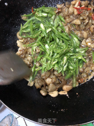 青椒爆肥肠的做法步骤：4