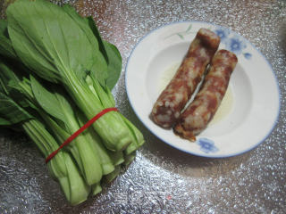 香肠炒菜芯的做法步骤：1