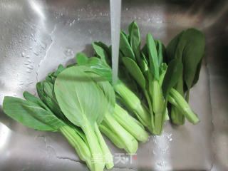香肠炒菜芯的做法步骤：2