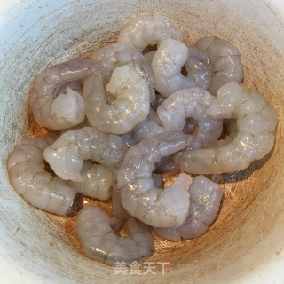 豌豆粒炒虾仁的做法步骤：1