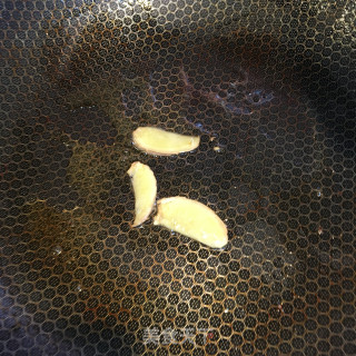 豌豆粒炒虾仁的做法步骤：4