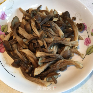 腊肉腐竹炒鹿茸菇的做法步骤：1