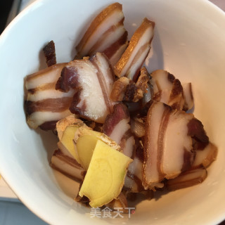 腊肉腐竹炒鹿茸菇的做法步骤：3