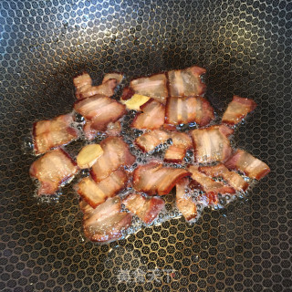 腊肉腐竹炒鹿茸菇的做法步骤：4