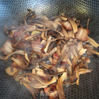 腊肉腐竹炒鹿茸菇的做法步骤：5