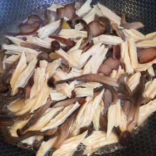 腊肉腐竹炒鹿茸菇的做法步骤：6