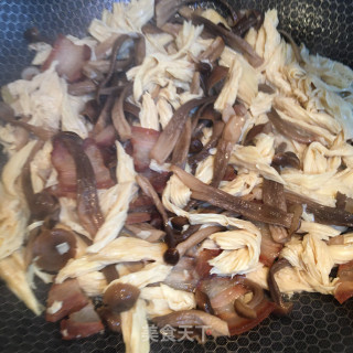 腊肉腐竹炒鹿茸菇的做法步骤：7