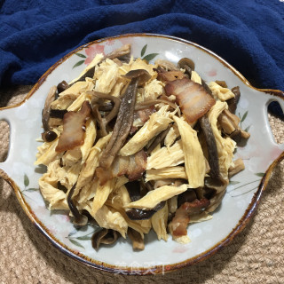腊肉腐竹炒鹿茸菇的做法步骤：9