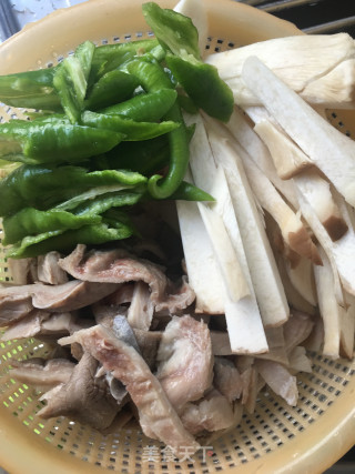 青椒杏鲍菇炒猪肚的做法步骤：1