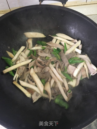 青椒杏鲍菇炒猪肚的做法步骤：3