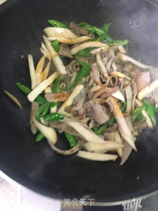 青椒杏鲍菇炒猪肚的做法步骤：4