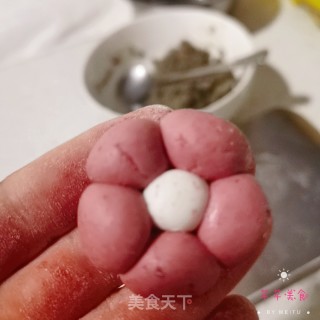 元宵节到了，送你一朵小红花汤圆的做法步骤：12
