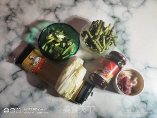 芦笋肉片炒面的做法步骤：1