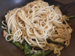 芦笋肉片炒面的做法步骤：7