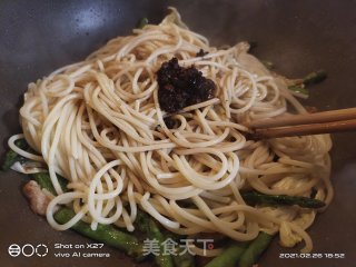 芦笋肉片炒面的做法步骤：8