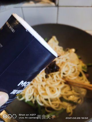 芦笋肉片炒面的做法步骤：9