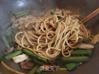 芦笋肉片炒面的做法步骤：11