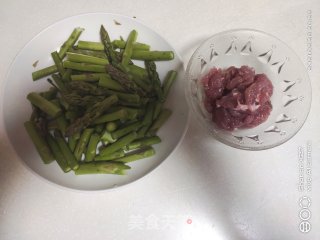 肉片炒芦笋的做法步骤：1