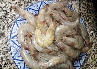蒜蓉大虾的做法步骤：1