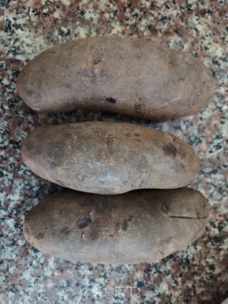 炒紫土豆丝的做法步骤：1
