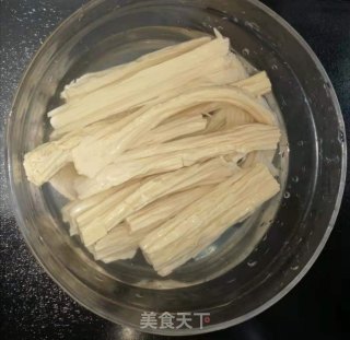 炒腐竹的做法步骤：1