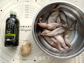 白灼鱿鱼的做法步骤：1