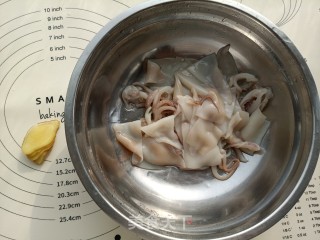 白灼鱿鱼的做法步骤：2