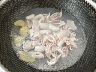 白灼鱿鱼的做法步骤：4