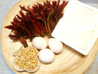 “惊蛰”节气，时令蔬菜～红香椿松仁拌豆腐的做法步骤：1