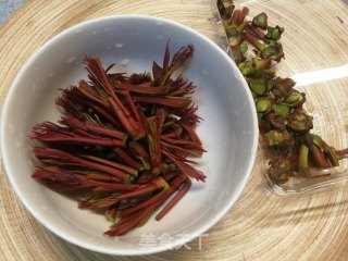 “惊蛰”节气，时令蔬菜～红香椿松仁拌豆腐的做法步骤：2