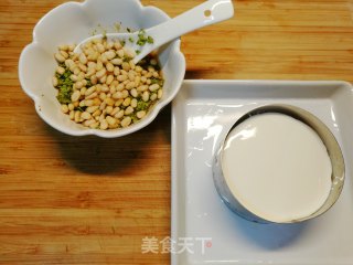 “惊蛰”节气，时令蔬菜～红香椿松仁拌豆腐的做法步骤：6