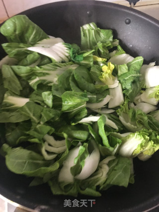 油面筋塞肉烧青菜的做法步骤：1