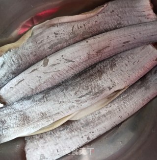 糖醋带鱼的做法步骤：1