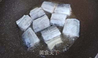 糖醋带鱼的做法步骤：2
