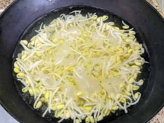 黄豆芽猪皮炖粉条的做法步骤：2