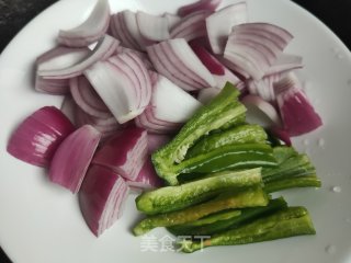 黑木耳洋葱炒蛋的做法步骤：2