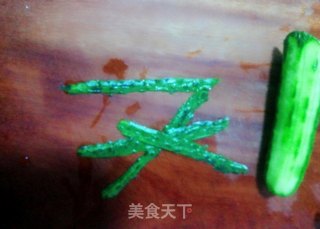 草莓荷花果盘的做法步骤：1