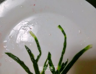 草莓荷花果盘的做法步骤：2