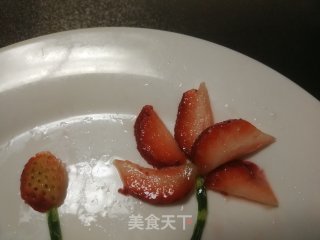 草莓荷花果盘的做法步骤：5