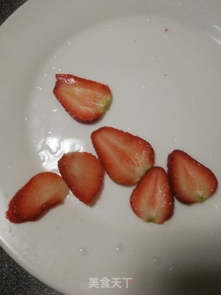 草莓荷花果盘的做法步骤：6