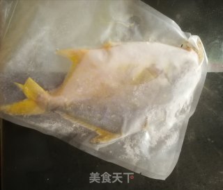 酱炖鱼的做法步骤：1