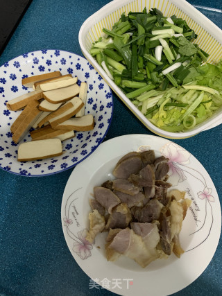 蒜苗豆干炒腊肉的做法步骤：1
