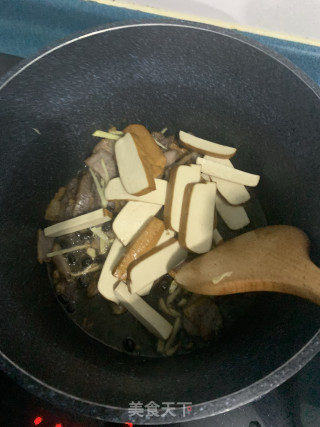 蒜苗豆干炒腊肉的做法步骤：2