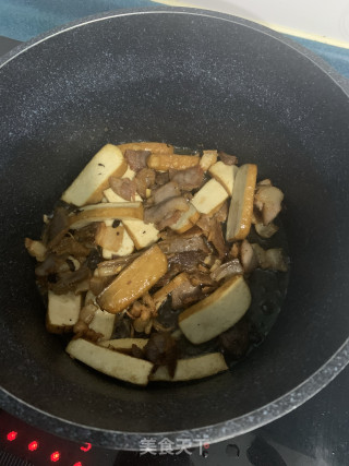 蒜苗豆干炒腊肉的做法步骤：3