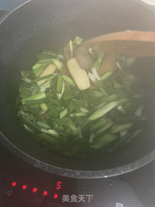 蒜苗豆干炒腊肉的做法步骤：4