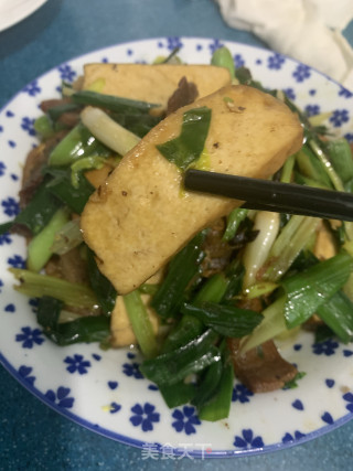 蒜苗豆干炒腊肉的做法步骤：5
