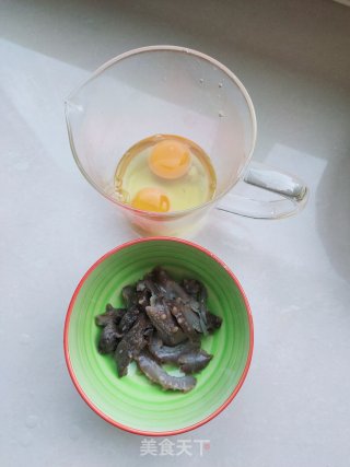 蔬菜海参炒鸡蛋的做法步骤：1